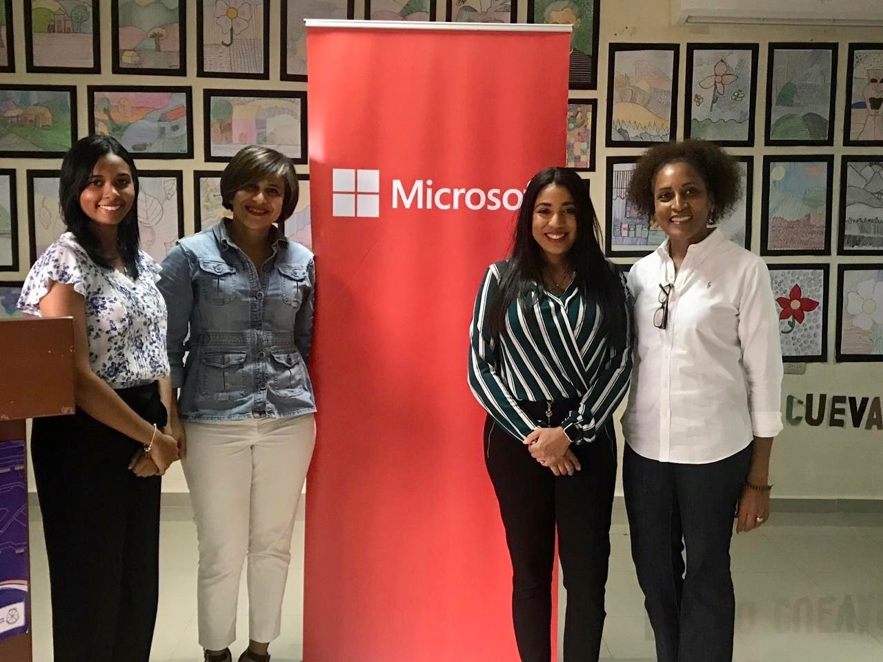 Mabel Gerónimo, Claudia Garcia y Yoheli Joaquin de Microsoft, y Juana Isabel Guerrero de ADASEC.