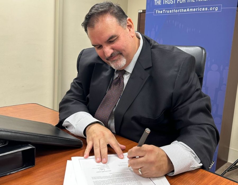 Alexander Figueroa, Chief Operating Officer, en firma de convenio